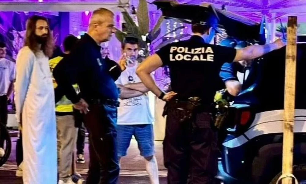 Σάλος στην Ιταλία με γαμπρό που έκανε μπάτσελορ ντυμένος Χριστός